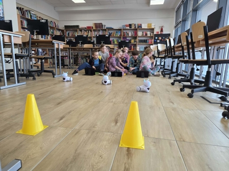 Wyścig robotów Photon i matematyczne wyzwanie – emocjonująca lekcja informatyki w klasie 2