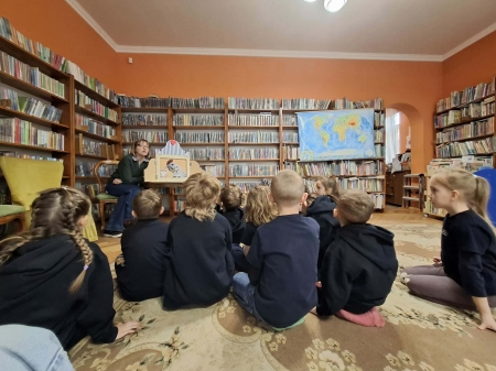 Wizyta zerówki w bibliotece – podróż do Ameryki i kreatywna zabawa