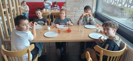 Słodkie świętowanie Dnia Kobiet w klasie 2a