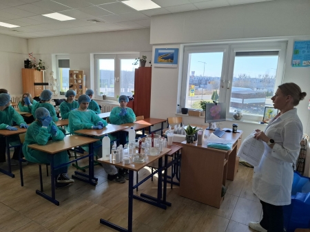 Małe laboratorium wielkich odkryć – uczniowie poznają tajniki pracy w firmie Ziaja