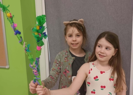 Kreatywne przygotowania do Niedzieli Palmowej w klasie 1b