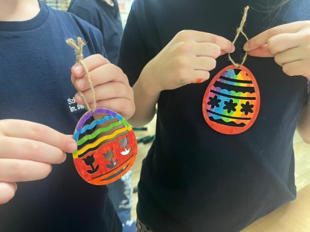 Uczniowie klasy I A przygotowują się do Świąt Wielkanocnych 