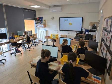 Zajęcia z LEGO na informatyce w klasie 6