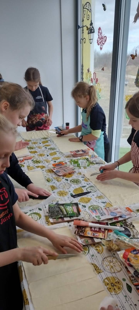 Wielkanocne króliczki z ciasta francuskiego z parówką – kulinarna zabawa w naszej szkole