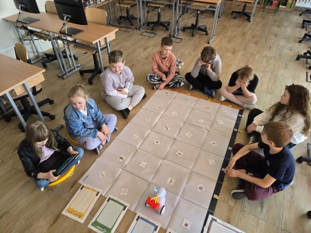 Segregacja śmieci z robotami? Tak wygląda nowoczesna edukacja w klasie 2 B