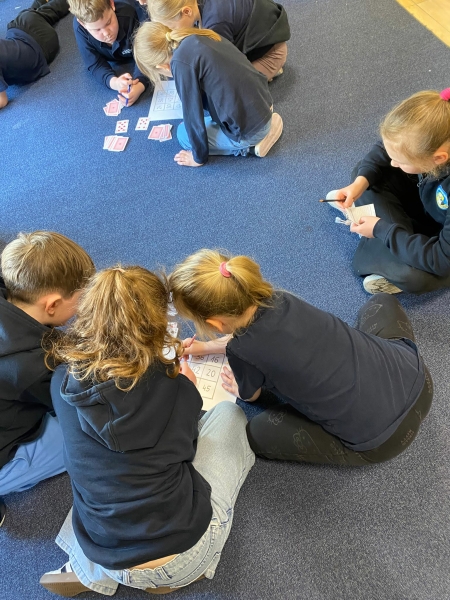 Matematyka i język polski w ruchu. Uczniowie klasy 2B uczą się przez gry