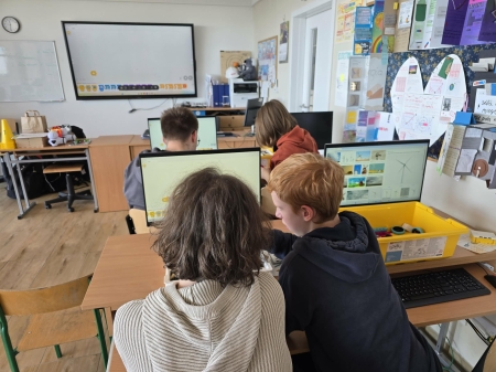 Wiatr w żaglach nauki – uczniowie 1 LO budują wiatraki z Lego Education