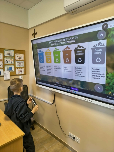 Dzień Ziemi na informatyce w klasie 2 – nauka przez przygodę