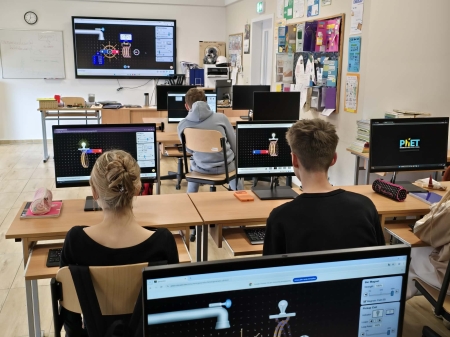 Nowoczesna fizyka w Liceum Humanitas zamiast podręczników