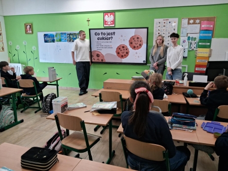 Uczniowie liceum w roli edukatorów 