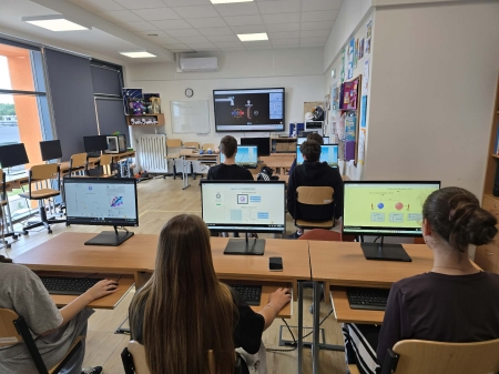 Gdy fizyka ożywa na ekranie. Klasa 3 LO odkrywa świat eksperymentów z PHET