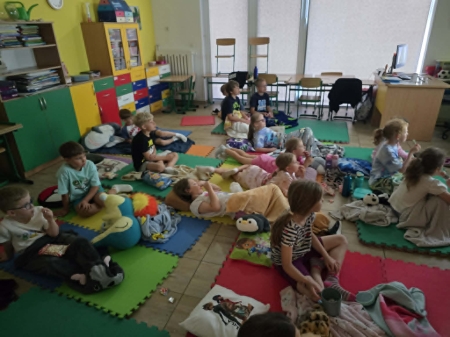 Piżamowy dzień w naszej szkole – kino, kocyki i dobry nastrój