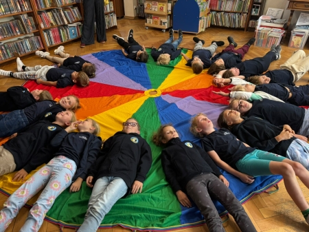 W bibliotece pełnej pomysłów – uczniowie klasy 2a rozpoczęli niezwykłą przygodę z opowieśc