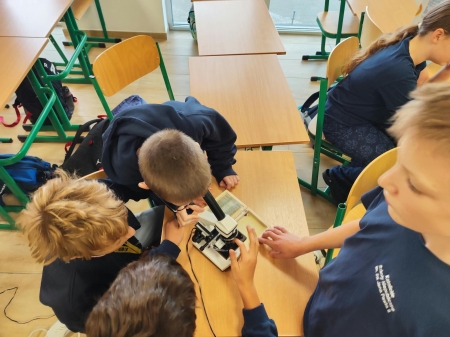 Klasa 5 odkrywa świat pod mikroskopem