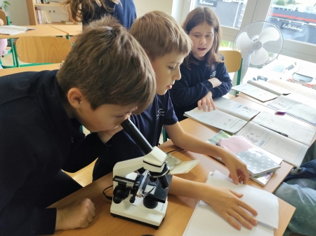 Małe eksperymenty, wielkie odkrycia – klasa 4 poznaje świat przyrody