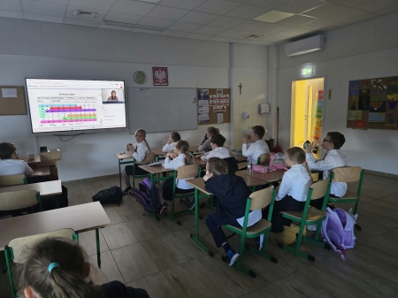 Nie bądź lustrem ani cieniem – włącz krytyczne myślenie!