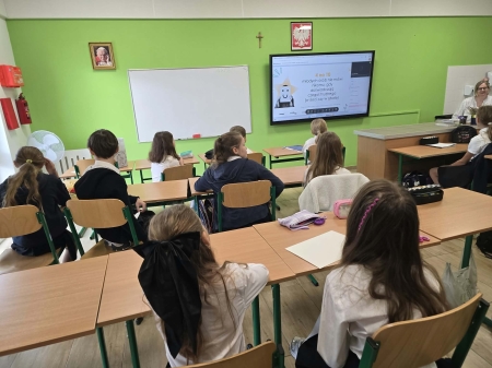„Nie hejtuję – nie dołuję!” – uczniowie klas 4–6 uczą się, jak przeciwdziałać cyberprzemoc