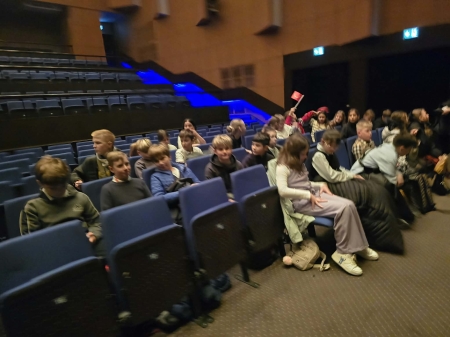 W krainie marzeń i niezwykłych przygód – uczniowie klas IV–VII na spektaklu „Ania z Zielon
