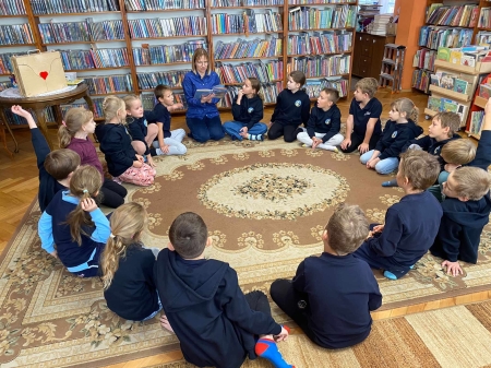 Pasowanie na czytelnika w bibliotece 