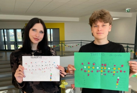 Uczniowie klasy 3LO na lekcji chemii: Tworzenie modeli tripeptydów i dipeptydów