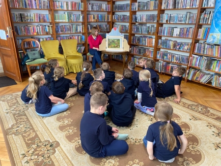 Uczniowie klasy 1b w bibliotece w Pruszczu Gdańskim